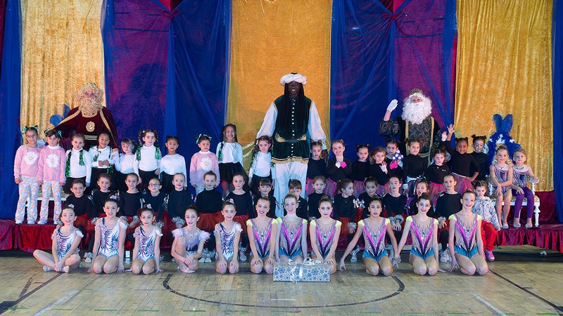 Hiru Erregeek magiaz betetako kalejira egin zuten, gauean opariak banatu aurretik