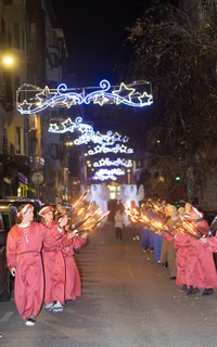 Hiru Erregeek magiaz betetako kalejira egin zuten, gauean opariak banatu aurretik