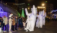 Hiru Erregeek magiaz betetako kalejira egin zuten, gauean opariak banatu aurretik