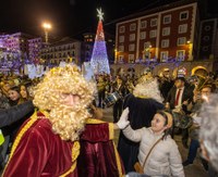 Hiru Erregeek magiaz betetako kalejira egin zuten, gauean opariak banatu aurretik