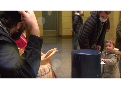 Hiru Erregeekin argazkia egiteko txandak gaur arratsaldean banatuko dituzte udaletxeko arkupeetan