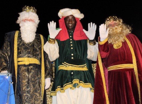 Hiru Erregeen kabalgata iruditan ikusgai dago mediatekan