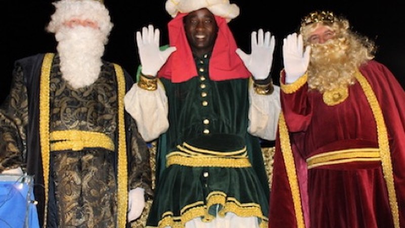 Hiru Erregeen kabalgata iruditan ikusgai dago mediatekan