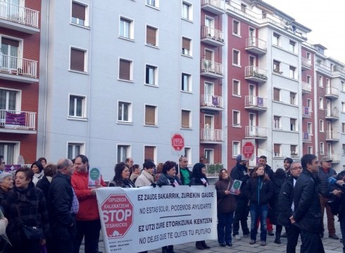 Hiru etxebizitza enkantera ateratzea galarazi dute