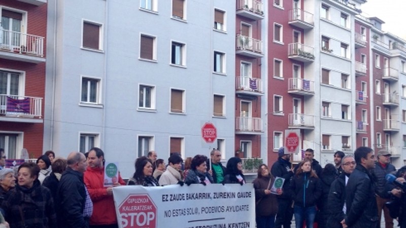 Hiru etxebizitza enkantera ateratzea galarazi dute