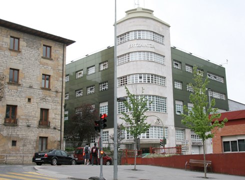 Hiru gizon atxilotu dituzte lapurreta egiten saiatzeagatik