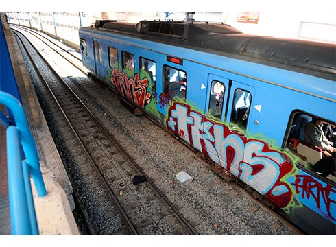 Hiru laguni eginbideak ireki dizkiete trenean pintaketak egiteagatik