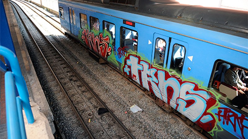 Hiru laguni eginbideak ireki dizkiete trenean pintaketak egiteagatik