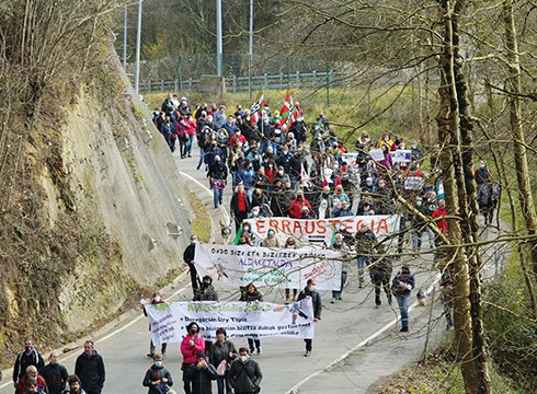 Hiru urte eta gero, argi bila jarraitzen dute oraindik Zaldibarren
