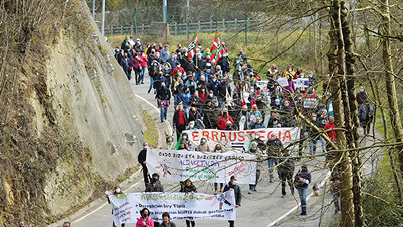 Hiru urte eta gero, argi bila jarraitzen dute oraindik Zaldibarren