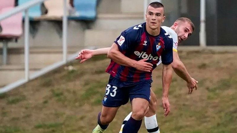 Hodei Arrillaga mutrikuarrak kontratua berritu du SD Eibarrekin