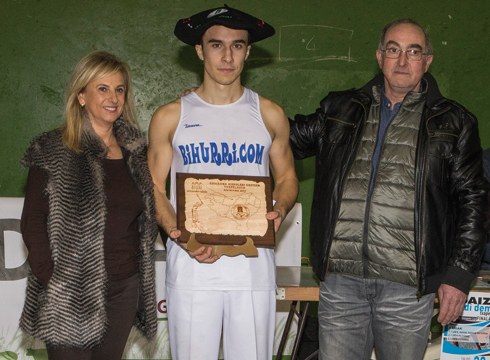 Hodei Ezpeletak 23 urtetik azpiko txapela jantzi zuen Azpeitiko Urrezko Aizkolariak lehiaketan