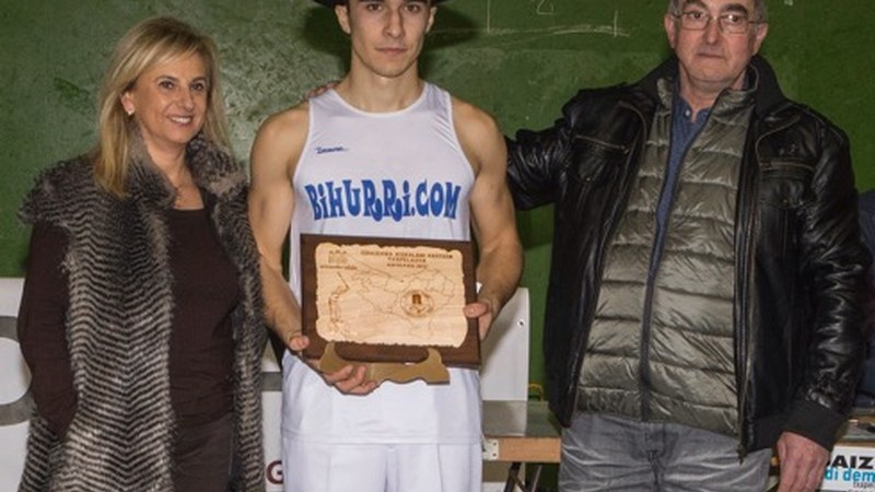 Hodei Ezpeletak jantzi zuen txapela Euskal Herriko Aizkolari Gazteen txapelketan