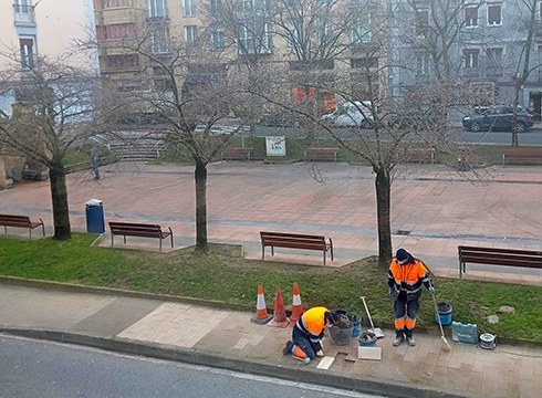 Hondatuta dauden baldosak aldatuko dituzte Urkizuko parkean