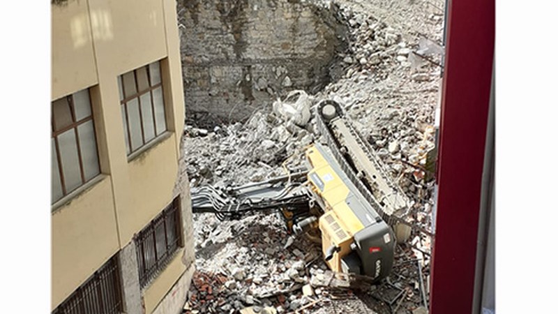 Hondeamakina bat irauli da El Casco-ko obran, lanean ari zirenean