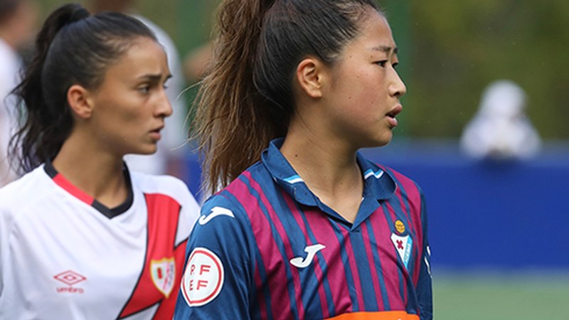 Honoka Yonei, foballaria: “Eibartarrak oso atseginak zarete eta Eibar KE oso talde familiarra da”