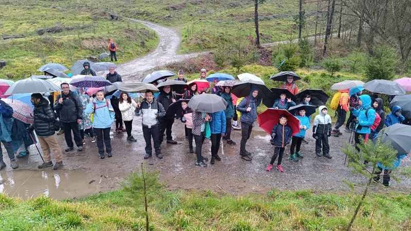 Hotza eta euriari aurre egin zioten ume eta gurasoen Ibilaldi Neurtuan