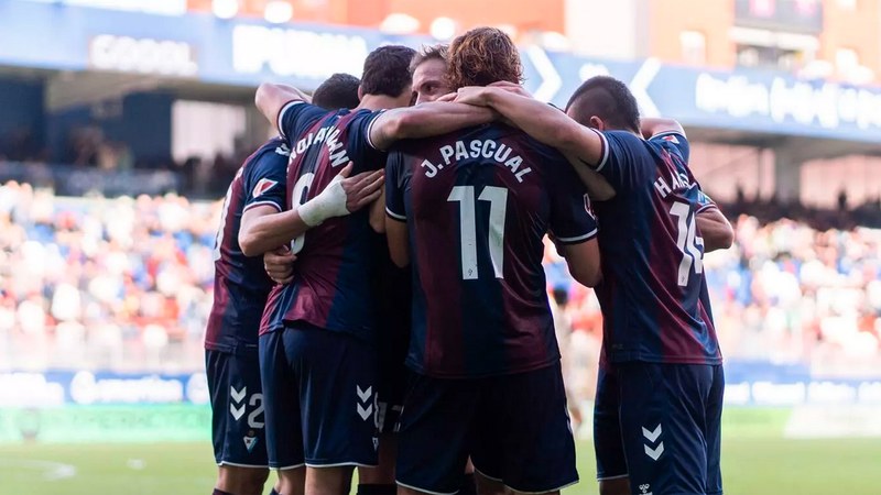 Hypermotion Ligako SD Eibar hasi da Burgosen jokatuko duen partidua prestatzen