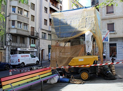 Ibarkurutzeko iturria garbitzeko lanak hasi dira