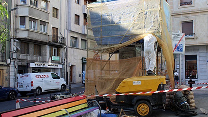 Ibarkurutzeko iturria garbitzeko lanak hasi dira