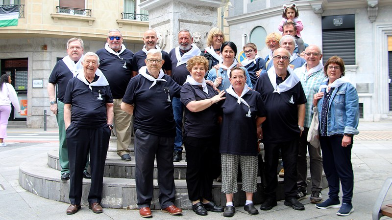 Ibarkurutzeko iturrian txapliguak botata hasi dira sanjuanak ospatzen Estaziño kalean