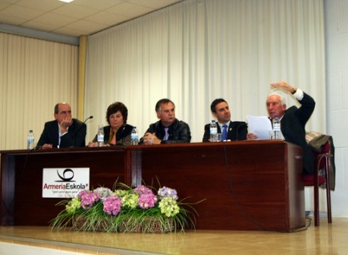 Ibarluzeak fisika kuantikoari buruzko bere liburua aurkeztu du