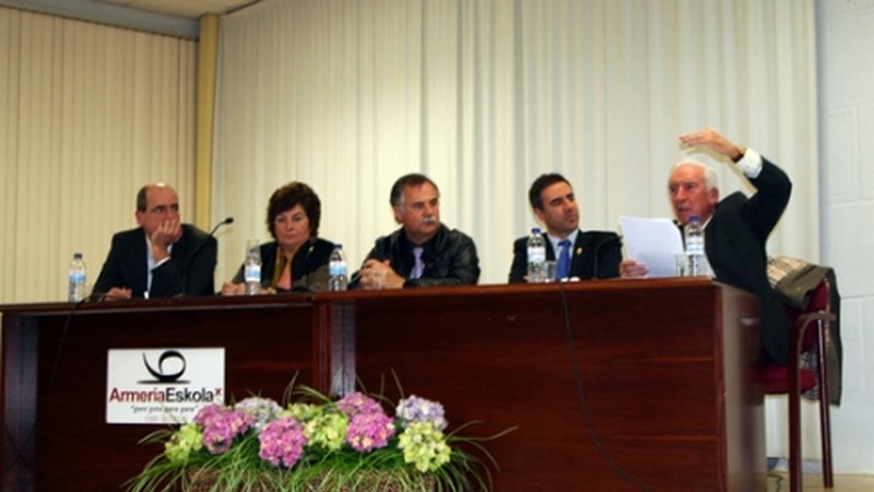 Ibarluzeak fisika kuantikoari buruzko bere liburua aurkeztu du