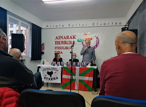 Ibon Muñoak ‘Gure Ama-Lur feminista da’ liburua aurkeztu du