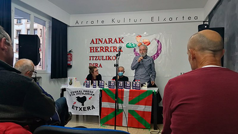 Ibon Muñoak ‘Gure Ama-Lur feminista da’ liburua aurkeztu du