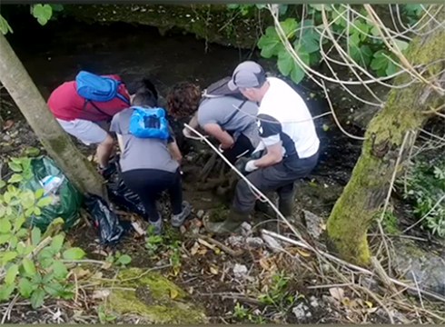 Ibur-erreka eta inguruetako zaborra auzolanean biltzen aritu ziren atzo