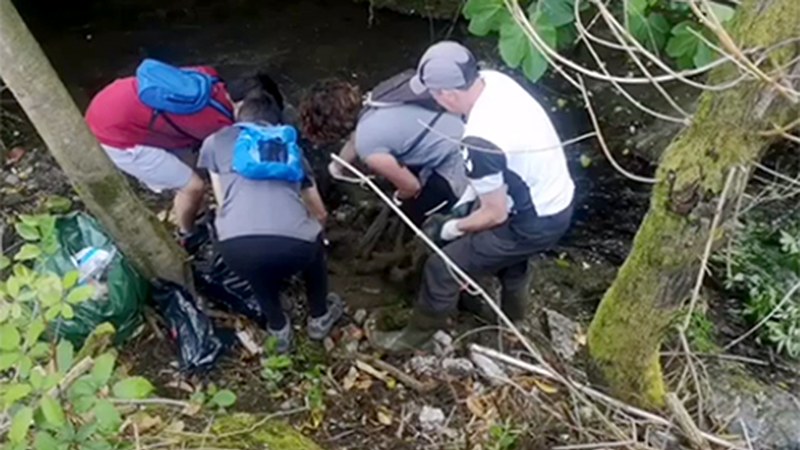 Ibur-erreka eta inguruetako zaborra auzolanean biltzen aritu ziren atzo