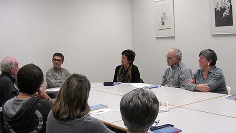 "Idazlearekin Harixa Emoten" euskerazko irakurketa kluberako izena eman daiteke oraindik