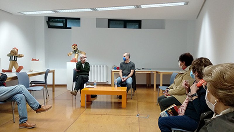 Idazlearekin Harixa Emoten irakurketa taldeak aurrez aurreko saioei ekin die