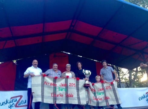 Idi-probekin agurtu dute Kofradia eta Baserritar jubilatuen eguna Arraten