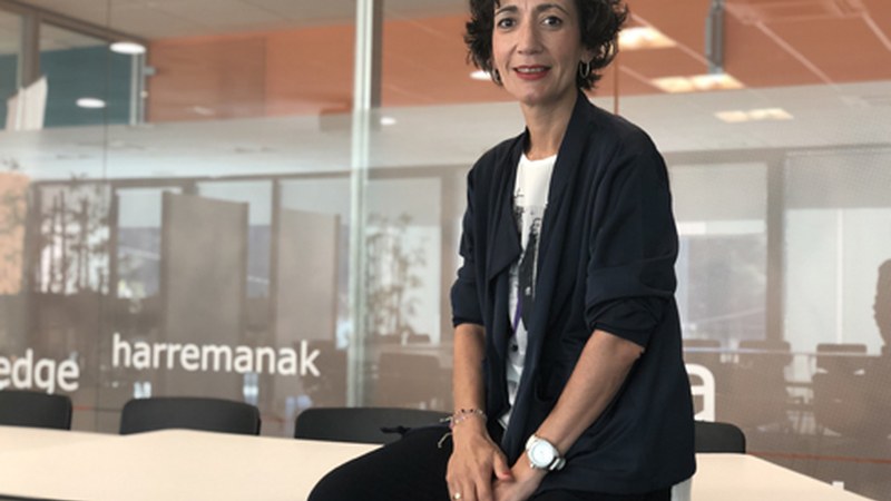 Idurre Albizuk komunikaziorako behar den kimikaz dihardu Eibar rebistarako bere ohiko kolaborazioan