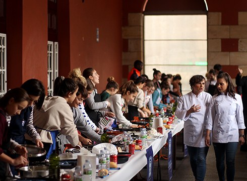 Ikasle gazteak ederto moldatu ziren sukaldean, bakailaoa pil-pil eran prestatzen