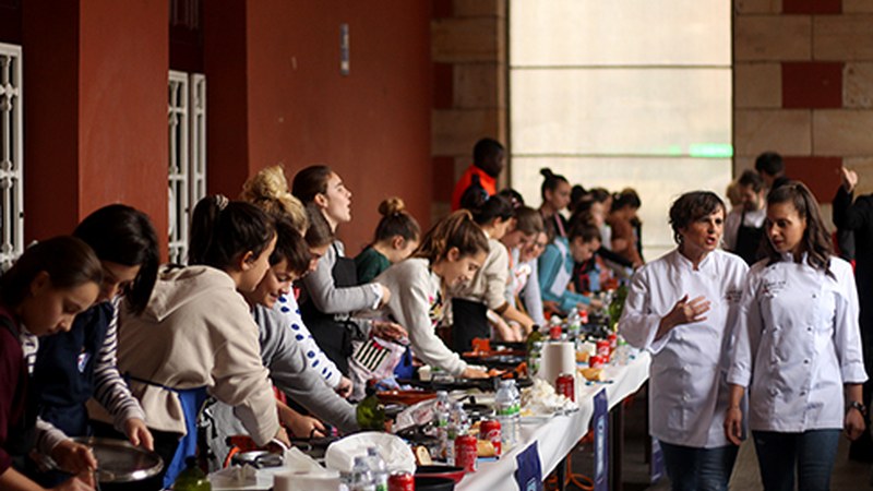 Ikasle gazteak ederto moldatu ziren sukaldean, bakailaoa pil-pil eran prestatzen