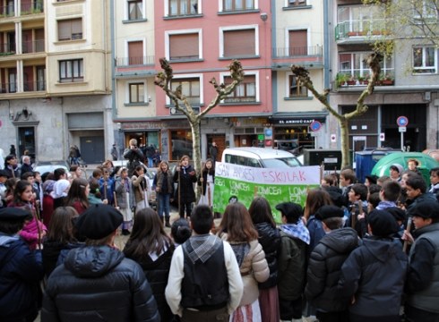 Ikasleak eta abesbatzak Santa Agedari koplaka