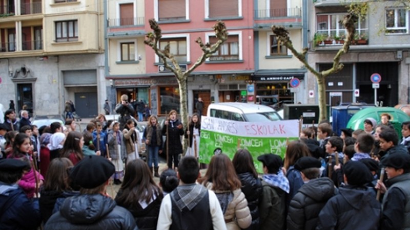 Ikasleak eta abesbatzak Santa Agedari koplaka