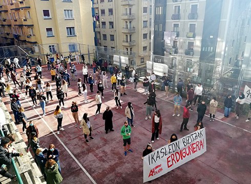 “Ikasleen bizitzak erdigunean” jar ditzatela eskatu dute Eibar BHI ikastetxean