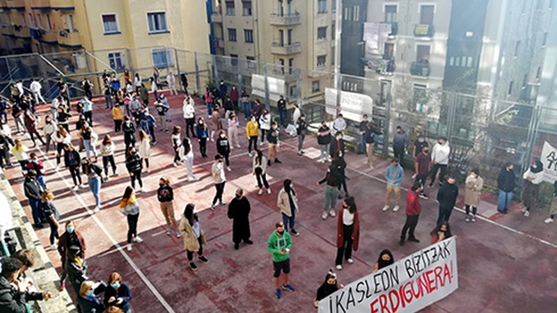 “Ikasleen bizitzak erdigunean” jar ditzatela eskatu dute Eibar BHI ikastetxean