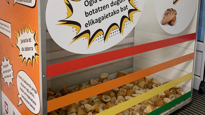 Ikastetxeetan ogia alferrik ez galtzeko sentsibilizazio kanpaina abiatu dute