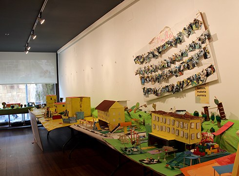 Ikastolako haurrek egindako jolastokien maketak ikus daitezke Topalekuan