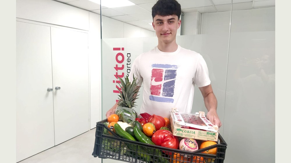 Iker Aguilar egon da ...eta kitto!-ko bulegoan sasoian sasoiko produktuz betetako otarra jasotzen