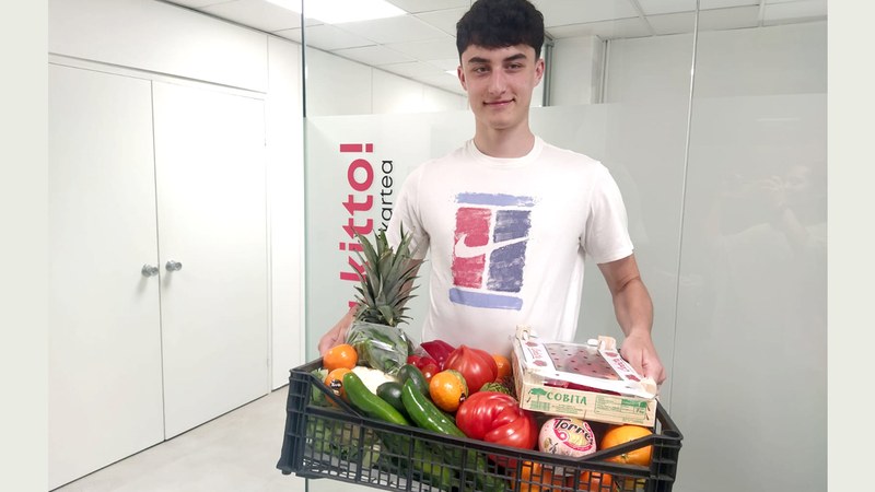 Iker Aguilar egon da ...eta kitto!-ko bulegoan sasoian sasoiko produktuz betetako otarra jasotzen