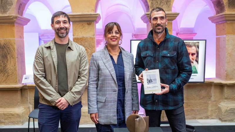 Iker Aranberrik jaso du Xabier Lete saria "Baden Verboten" poema-liburuagatik
