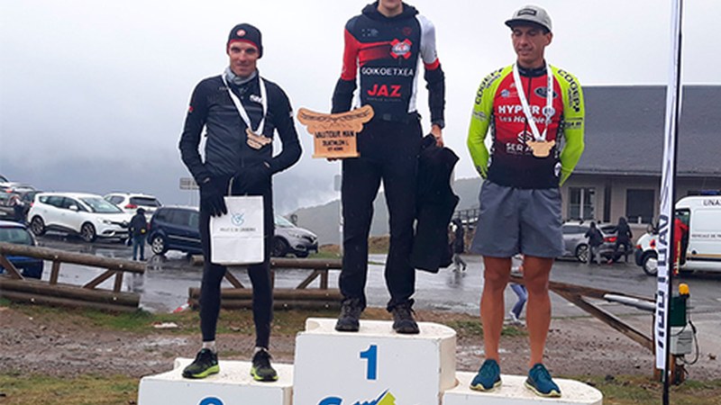 Iker Goikoetxea garaile Pirinioetan jokatutako distanztia luzeko duatloian