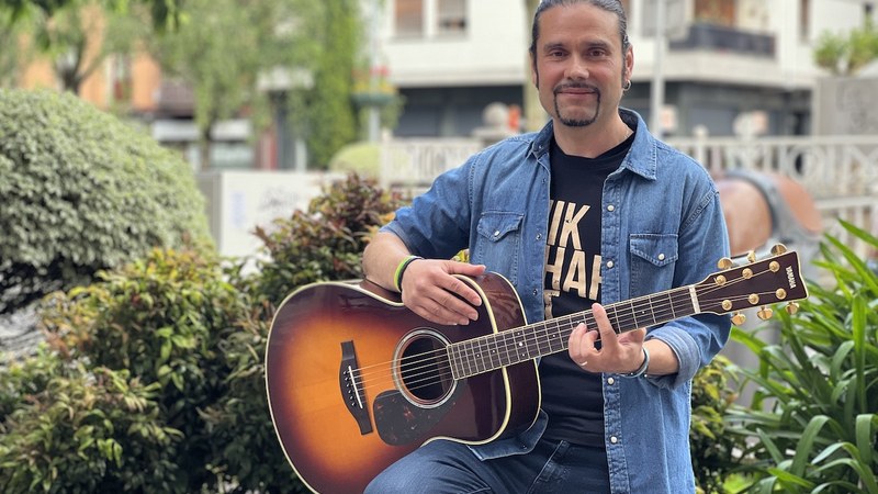 IKER SANZ: “Zailena letra jartzea da, baina izugarri gustatzen zait abestien letrak sortzea eta hitzekin jolastea”