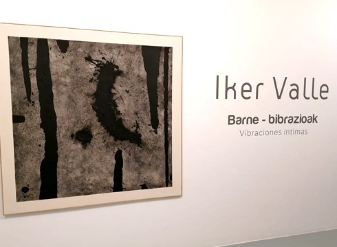 Iker Valleren pintura erakusketa otsailaren 18ra arte ikusgai Portalean