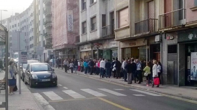 Ilara luzea osatu da zapatuko derbirako sarrerak erosteko